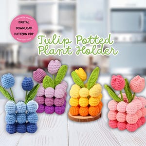 Pode incluir: Três vasos de tulipa de crochê em diferentes cores. Os vasos são feitos de bolas de fio empilhadas em tons de azul, roxo e rosa. Cada vaso tem três tulipas com folhas verdes.
