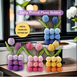 Pode incluir: Porta-vasos de tulipa de crochê em azul, roxo, rosa e amarelo. Os suportes são feitos de bolas de crochê empilhadas umas sobre as outras. As tulipas também são de crochê e têm caules e folhas verdes. O texto "Download digital do padrão PDF" está em um círculo amarelo.