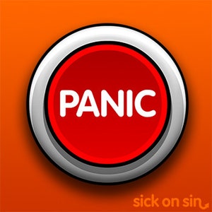 Peut inclure: Un bouton rouge avec une bordure blanche et le mot "PANIC" en blanc. Le bouton est sur un fond orange avec le texte "sick on sin" en blanc.