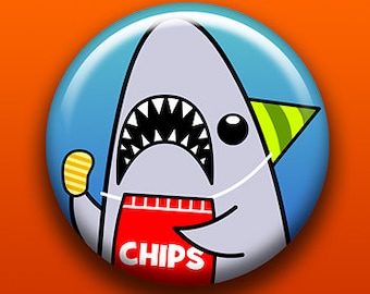 Partytier Hai | Pin Knopf Magnet Flaschenöffner Tasche Spiegel Schlüsselanhänger | Süßes Original Design | Kartoffelchips Geburtstag lustiges Geschenk Hut