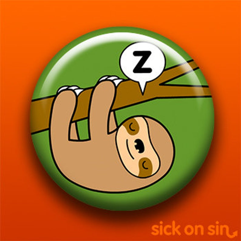Op de afbeelding: Een groene knop met een cartoon-luiaard die ondersteboven aan een tak hangt. De luiaard heeft bruine vacht en slaapt met zijn ogen dicht. Een spraakballon boven de luiaard zegt "Z".