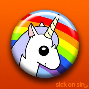 Könnte beinhalten: Ein runder Button mit einem Cartoon-Einhornkopf und einem Regenbogenhintergrund. Das Einhorn hat ein weißes Gesicht, eine hellviolette Mähne und ein spiralförmiges Horn. Der Button hat den Text "sick on sin" in der unteren rechten Ecke.