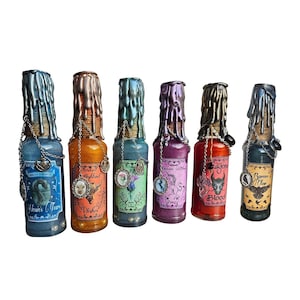 Peut inclure: Six flacons de potion décoratifs avec des sceaux de cire métalliques et des chaînes décoratives. Chaque bouteille présente une étiquette unique avec du texte et des images, dont "Nessie's Tears", "Wishes" et "Dragon's Blood".