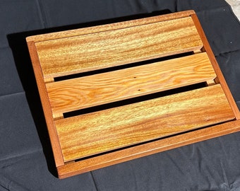 Handgefertigtes GitarrenPedal aus Mahagoni mit Redwood Akzent
