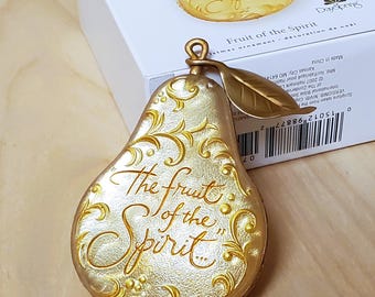 Adorno navideño Hallmark Keepsake "El Fruto del Espíritu", NUEVO EN CAJA, Pera Dorada, Decoración Navideña, Descontinuado, 3 1/2"