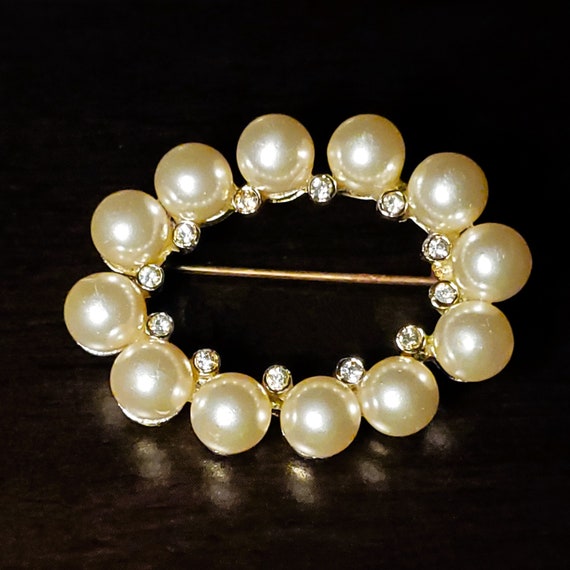 Pearl and Clear Rhinestone Oval Pin Brooch Goldto… - image 1