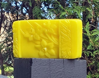 Daffodil Flowers Soap Bar Handmade Strong Floral Fragrant Scented Self Care Cleanse Skin Body Bath Spring Yellow Flower DETERGENT-FREE