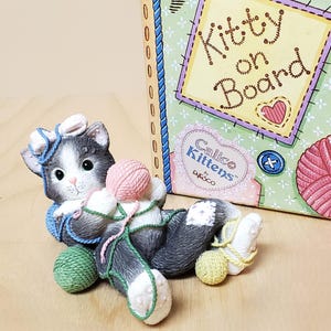 Calico Kittens Cat With Yarn Balls Figurine NEW IN BOX Enesco Vintage 1996 I&#39;m All Wrapped Up Over You #254991 Resin Kitty Kitten Statue