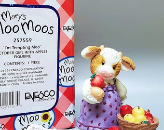 Cow October Girl With Apples Figurine, NEW IN BOX I'm Tempting Moo, Marys Moos Enesco 1996 Vintage Vtg 257559 Brown White Farm 3"