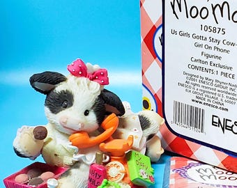 Cow Girl On Phone Figurine, NEW IN BOX Us Girls Gotta Stay Cow-Nected Marys Moo Moos Enesco 2001 Vintage Vtg 105875 Black White 2 1/2" Rare