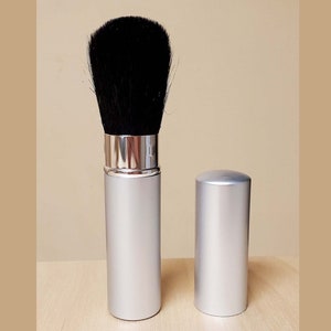 Cosmetic Face Brush Retractable Tool Makeup Applicator for Blush Rouge Bronzer Skin Powder Highlighter Soft Bristles Silver Tube