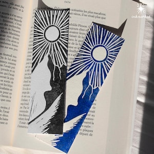 Marque-page rzemieślniczy „La montagne” en linogravure – Accessoire de wykład unikalny et fait main