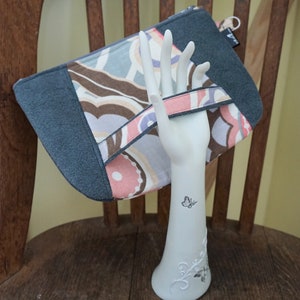 Soft, Patterned Blue-Gray Wrist Purse image 3