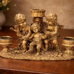 Vintage Cherub Kerzenhalter | Goldfiguraler Kerzenleuchter-Sockel | Klassische Putti Dekor | Romantischer europäischer Stil