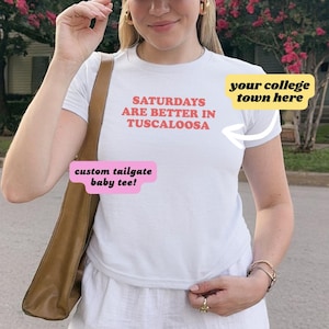 Custom college baby-T-shirt, achterklep gepersonaliseerde crop top, universiteitsmerchandise, shirt voetbalwedstrijd, drinkteam, cadeau studentenvereniging, besluit