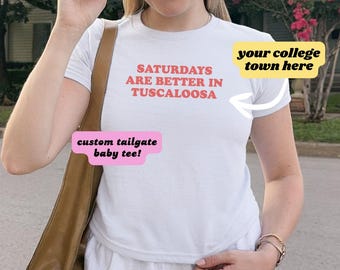 Camiseta universitaria personalizada para bebé, top corto personalizado para portón trasero, merchandising universitario, camiseta para el día del partido de fútbol, equipo de bebidas, regalo de hermandad, decisión