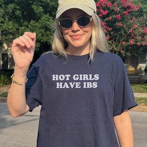 Camiseta divertida de chicas calientes con síndrome del intestino irritable, camiseta con dolor de estómago, regalo para novia, intolerante a la lactosa, sobreviviente, discapacidad oculta, ansiedad