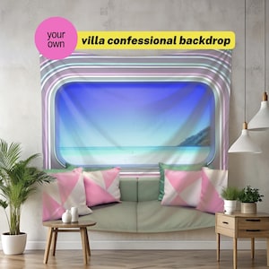Op de afbeelding: Een rechthoekig wandtapijt met een geprinte afbeelding van een blauwe oceaan en lucht door een afgerond raamkozijn, omringd door concentrische strepen in grijze, roze en witte tinten, met de tekst "your own villa confessional backdrop".