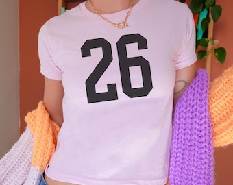 Baby-shirt afstuderen, Varsity College Senior Y2K-shirt, Last Crawl Before We Walk, afstuderen 2026, afstudeercadeau studentenvereniging, crop top