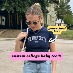 Benutzerdefinierte College-Baby-T-Shirt personalisiertes Crop Top, trendiges College Merch Bekleidung, Tailgate Spieltag Shirt, Trinkteam, Sorority Geschenk College