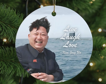 Meme Gag-cadeau, Kim Jong Un Live Laugh Love-ornament, witte olifant cadeau voor collega of vriend, losgeslagen beledigend en ongepast kerstmis
