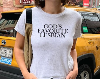 T-shirt bébé lesbien préféré de Dieu, T-shirt Bimbo Pride Y2K, Soyez un genre de garce, Haut maudit saphique Queer Weirdcore, Chemise ironique qui va fort