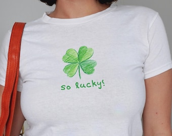 Lucky St. Patrick's Day Baby T-Shirt, vierblättriges Kleeblatt Doodle, St. Paddy's Day Top, zierliche 777, Kiss Me Im Irish Y2K Style, Saint Patty Crawl