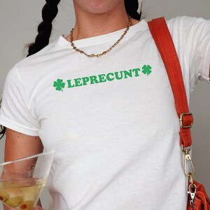 レプレカントのベビーTシャツ、ダーティーなセントパトリックスデーのシャツ、面白い赤毛のシャツ、キュートなセントパトリックスデー、アイルランドのキスミーイムY2Kスタイル、セントパティパレード 画像 1