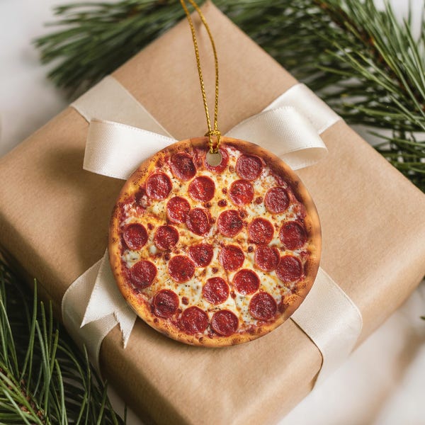Pizza kerstornament, grappig 2D-ornament voor foodies, leuk cadeau voor een 'white elephant'-spel, ideaal als klein cadeautje voor pizzaliefhebbers, decoratie voor een keuken in New York of Chicago.