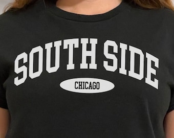 Könnte beinhalten: Schwarzes T-Shirt mit weißem Text, der in einem Bogen "SOUTH SIDE CHICAGO" lautet.