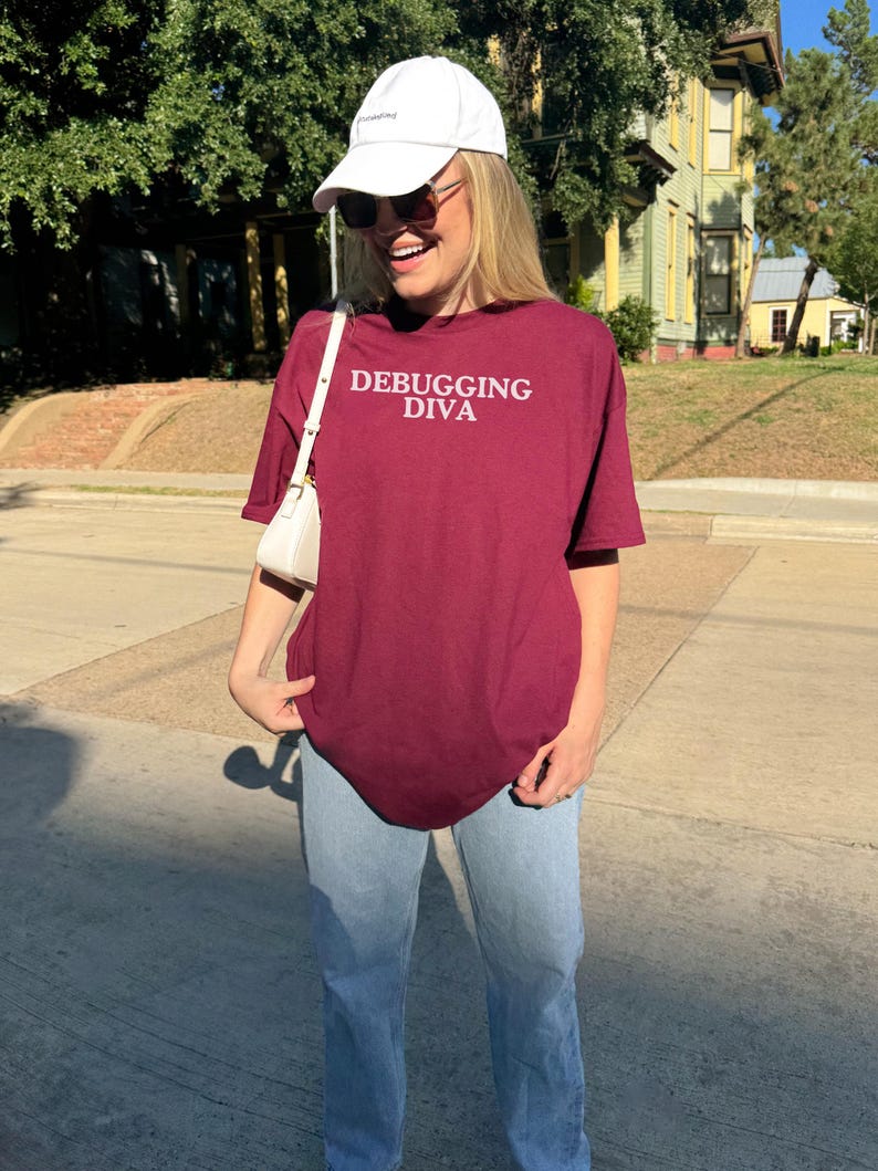 Diva da Depuração, Camiseta de Programadora, Presentes de Programação para Ela, Presente de Melhor Amiga do Trabalho para Amigo Secreto, Engenheiro de Software com Elefante Branco Engraçado imagem 2