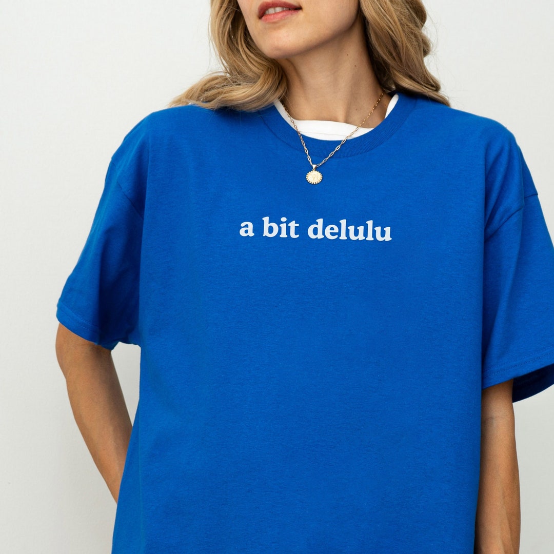 A Bit Delulu-shirt Grappig angstshirt, gek, TikTok-trend, Just a Girl