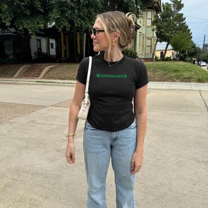 レプレカントのベビーTシャツ、ダーティーなセントパトリックスデーのシャツ、面白い赤毛のシャツ、キュートなセントパトリックスデー、アイルランドのキスミーイムY2Kスタイル、セントパティパレード 画像 10