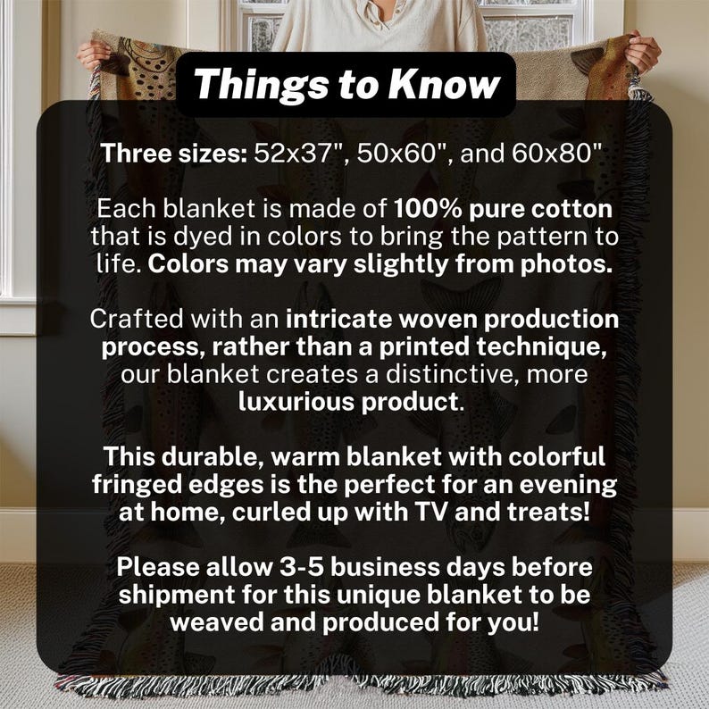 Może przedstawiać: Nakładka tekstowa na tkanym kocu z kolorowymi frędzlami. Tekst brzmi "Things to Know" i wymienia trzy rozmiary: 52x37", 50x60" i 60x80". Tekst podaje r&oacute;wnież, że koc jest wykonany w 100% z czystej bawełny i został wykonany w złożonym procesie produkcji tkackiej.