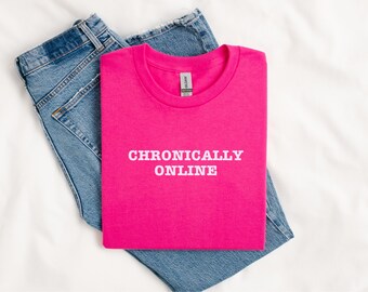Może przedstawiać: Różowy T-shirt z napisem "CHRONICALLY ONLINE" w białych literach.