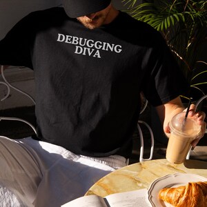 Diva da Depuração, Camiseta de Programadora, Presentes de Programação para Ela, Presente de Melhor Amiga do Trabalho para Amigo Secreto, Engenheiro de Software com Elefante Branco Engraçado imagem 8