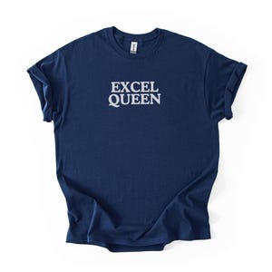 Puede incluir: Camiseta azul marino con el texto blanco "EXCEL QUEEN". La camiseta tiene mangas cortas y cuello redondo. La imagen está tomada sobre un fondo blanco.