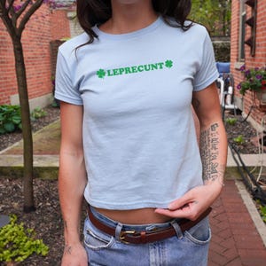 レプレカントのベビーTシャツ、ダーティーなセントパトリックスデーのシャツ、面白い赤毛のシャツ、キュートなセントパトリックスデー、アイルランドのキスミーイムY2Kスタイル、セントパティパレード 画像 11