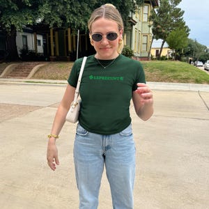 レプレカントのベビーTシャツ、ダーティーなセントパトリックスデーのシャツ、面白い赤毛のシャツ、キュートなセントパトリックスデー、アイルランドのキスミーイムY2Kスタイル、セントパティパレード 画像 2