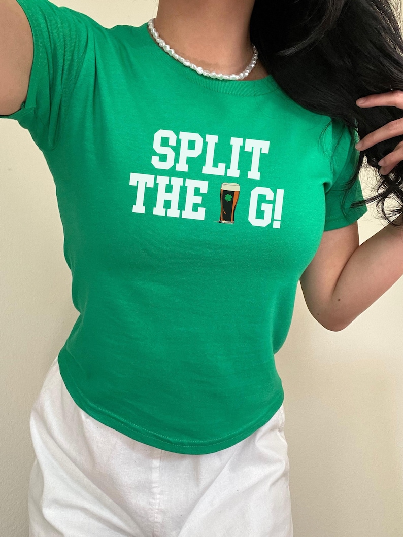 Split the G, maglietta per neonati di San Patrizio, maglietta con la birra, top per il giorno di San Patrizio, Kiss Me Im Irish in stile Y2K, sfilata di San Patrizio, maglietta della confraternita immagine 1