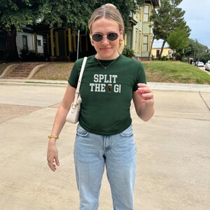 Split the G, maglietta per neonati di San Patrizio, maglietta con la birra, top per il giorno di San Patrizio, Kiss Me Im Irish in stile Y2K, sfilata di San Patrizio, maglietta della confraternita immagine 2