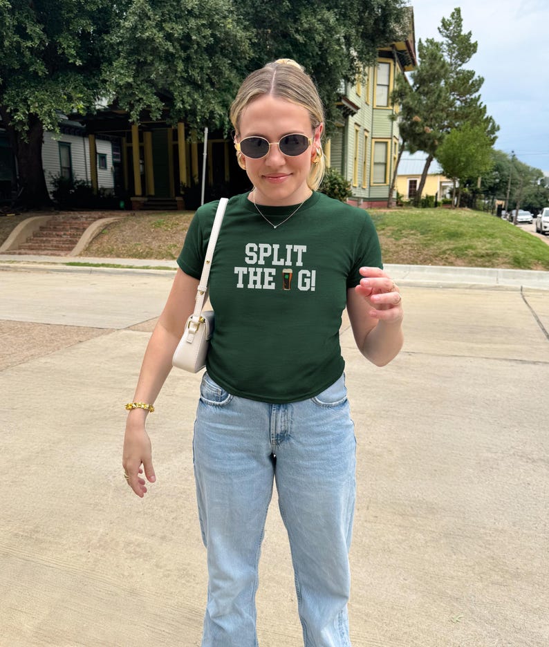 Split the G, maglietta per neonati di San Patrizio, maglietta con la birra, top per il giorno di San Patrizio, Kiss Me Im Irish in stile Y2K, sfilata di San Patrizio, maglietta della confraternita immagine 2