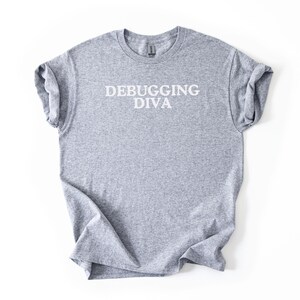 Diva da Depuração, Camiseta de Programadora, Presentes de Programação para Ela, Presente de Melhor Amiga do Trabalho para Amigo Secreto, Engenheiro de Software com Elefante Branco Engraçado imagem 7
