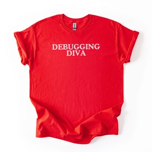 Diva da Depuração, Camiseta de Programadora, Presentes de Programação para Ela, Presente de Melhor Amiga do Trabalho para Amigo Secreto, Engenheiro de Software com Elefante Branco Engraçado imagem 5