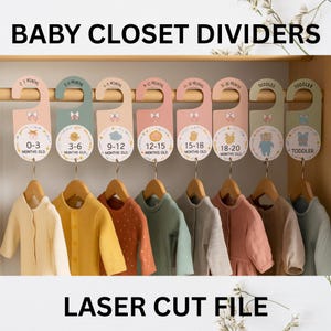 Puede incluir: Separadores de armario para bebés en colores pastel con rangos de edad de 0-3 meses a niño pequeño. Cada separador tiene un lazo y un diseño circular con una ilustración relacionada con el bebé. Los separadores cuelgan de una barra de madera con ropa de bebé.