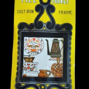 Salvamanteles de cerámica de hierro fundido vintage NIB / Arte popular con escena de cocina / Decoración de pared para placa de cocina MCM / Salvamanteles de azulejos decorados, nuevo en caja