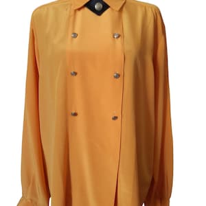 Blusa cruzada vintage Pierre Cardin color amarillo mostaza / Top con botones plateados / Cuello negro en contraste / Camisa retro de los años 80 y 90
