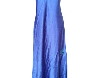 Vintage blauw satijnen onderjurk maxi-nachtjapon • Bias-cut lingeriejurk met spaghettibandjes • Geborduurd uitgesneden detail • Y2K zijdeachtige nachtkleding uit de jaren 90