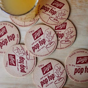Posavasos promocionales de cartón rojo y tostado con latas de cerveza Schlitz de tapa abatible vintage de los años 60 (juego de 8)