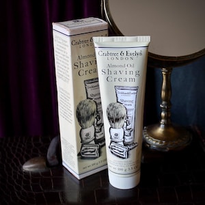 Crema de afeitar con aceite de almendras Crabtree & Evelyn, años 80, en su caja de cartón original (inglés y francés)